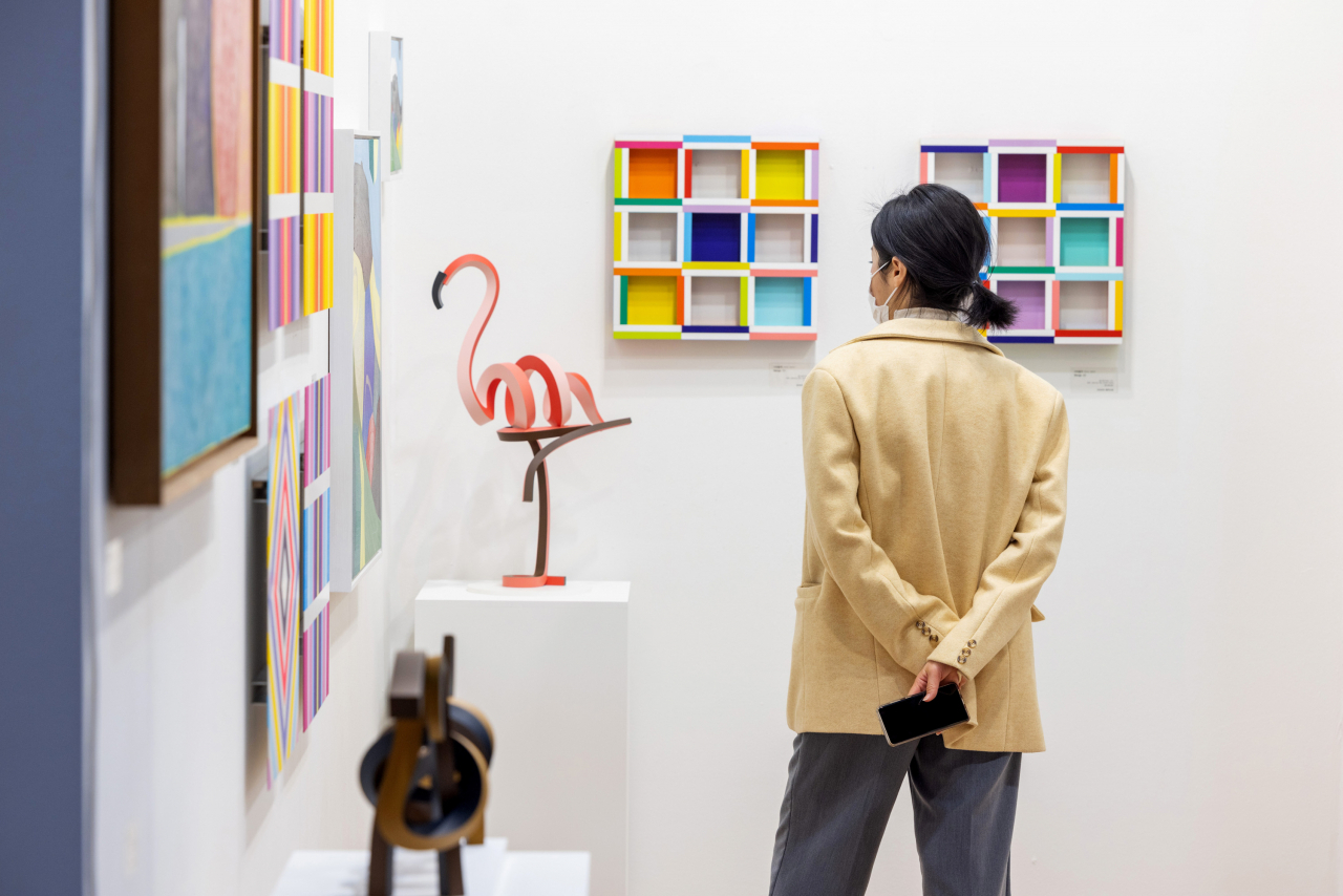 A visitor looks at artworks at the Galleries Art Fair 2022 held from March 16 to 20 at SETEC in southern Seoul. (Galleries Association of Korea)