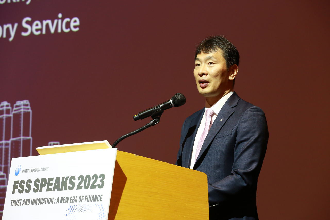 Lee Bok-hyun, chief of the Financial Supervisory Service, delivers a keynote speech during the FSS Speaks conference held at the Federation of Korean Industries building in Seoul on Thursday. (FSS)