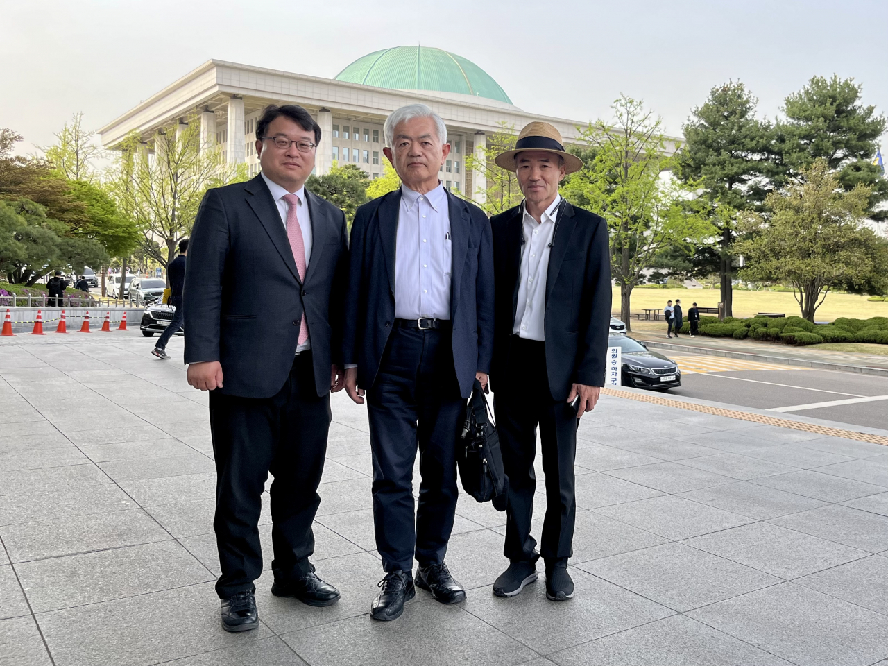 The older brother of a South Korean official killed by North Korean troops and the leader of a support group of missing Japanese people meet at the National Assembly in Seoul on Thursday. From left: Lawyer Kim Ki-yun; Kazuhiro Araki, the leader of the support group for Japanese victims of abduction by North Korea; and Lee Rae-jin, the late official’s older brother. (Kim Arin/The Korea Herald)