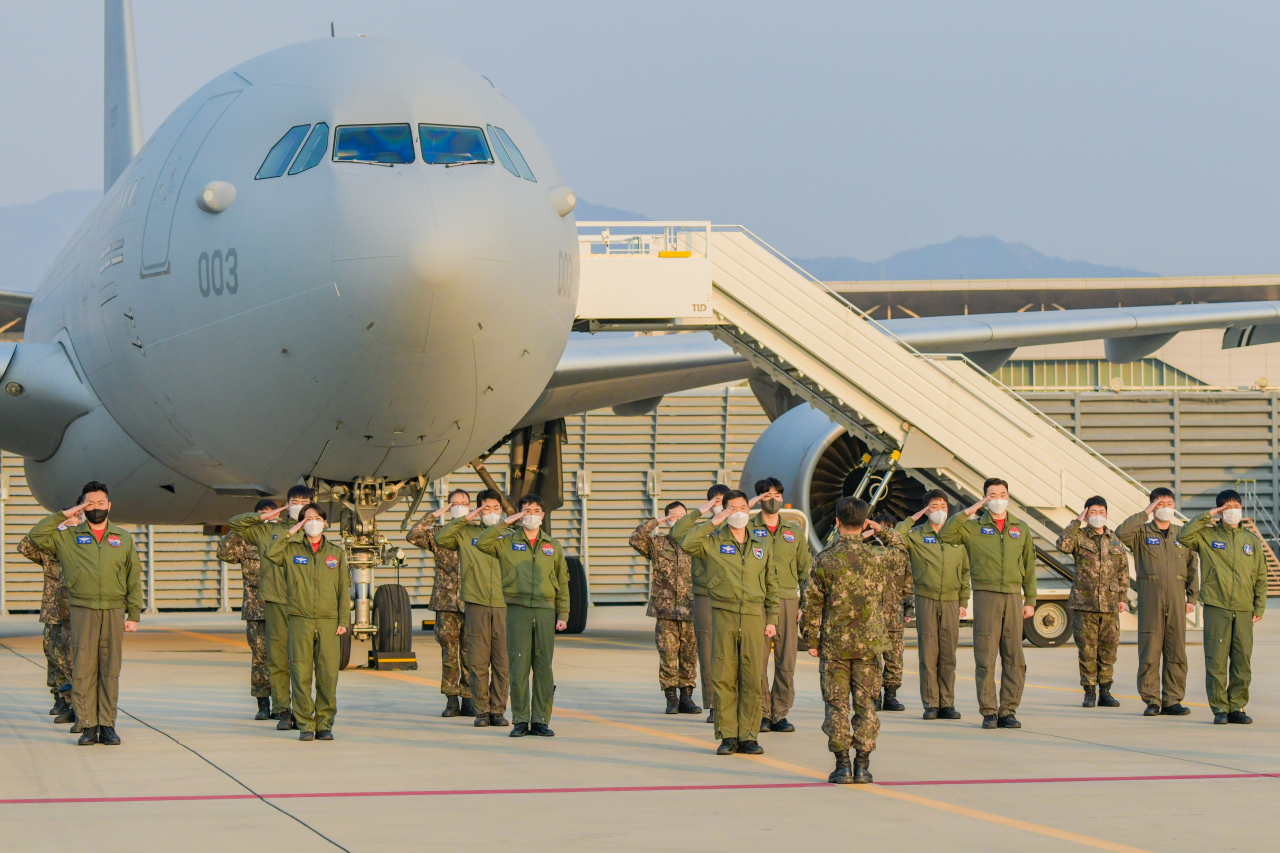 South Korean Air Force personnel and a KC-330 tanker aircraft are dispatched to support quake-devastated Turkey with 118 rescue workers and relief supplies on Feb. 7. (Republic of Korea Air Force)