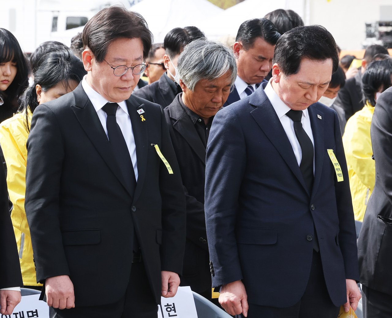 Democratic Party of Korea chair Rep. Lee Jae-myung and People Power Party chair Rep. Kim Gi-hyeon attend the remembrance ceremony on Sunday. (Yonhap)