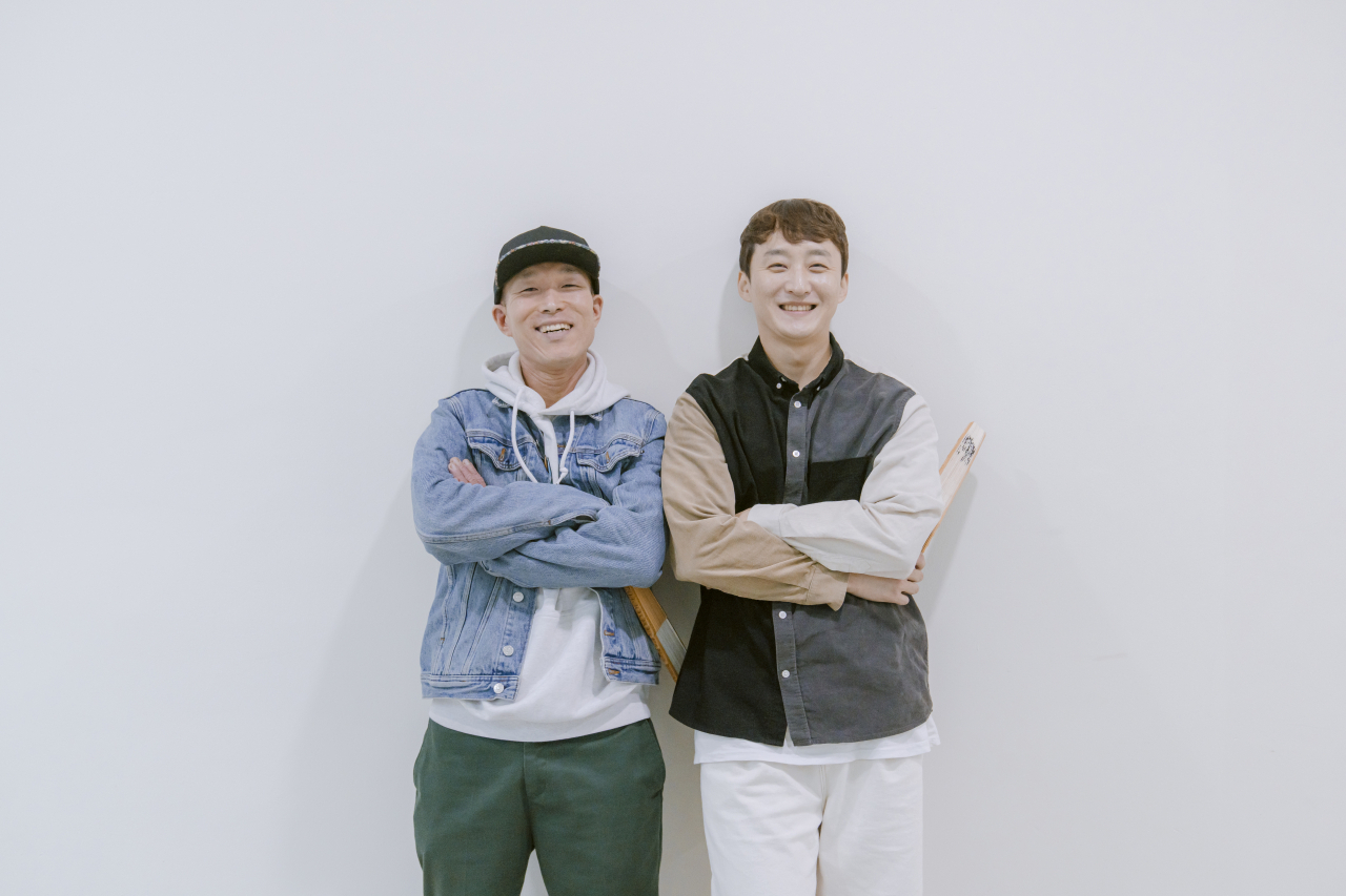 Ahn Yi-ho (left) and Lee Kwang-bok pose for a photo after a press conference held at the National Theater of Korea, Wednesday. (National Theater of Korea)
