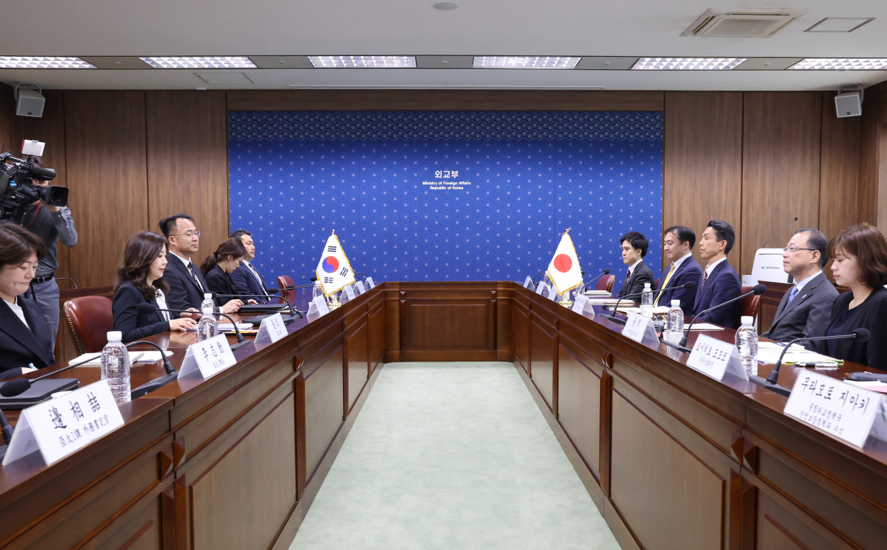 Seo Min-jung (second from left), Foreign Ministry director-general for Asia and Pacific affairs, and Woo Kyoung-suk (third from left), Defense Ministry deputy director-general for international policy, hold talks with their Japanese counterparts -- Takehiro Funakoshi (second from right), director-general of Asian and Oceanian affairs, and Atsushi Ando (third from right), deputy director-general of the Defense Policy Bureau -- at the Foreign Ministry in Seoul on Monday. (Yonhap)