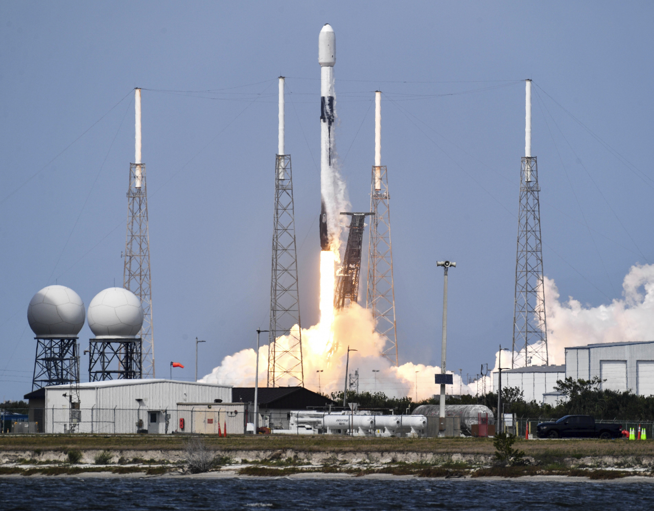 A SpaceX Falcon 9 rocket lifts off from Cape Canaveral Space Force Station in Florida on March 29. The rocket is carrying 56 Starlink satellites. (AP-Yonhap)