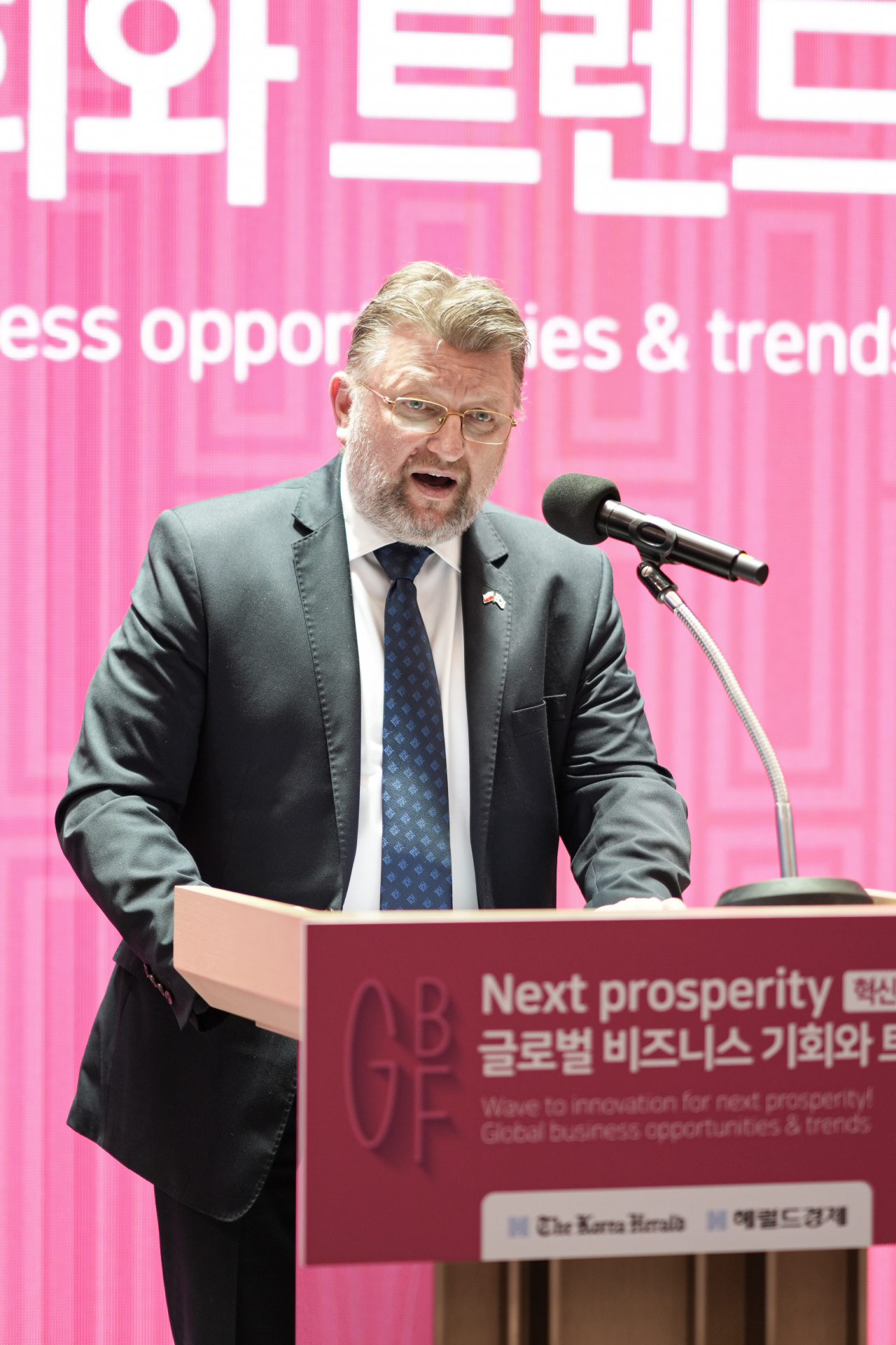 Polish Ambassador to Korea Piotr Ostaszewski delivers remarks at the third edition of the Global Business Forum hosted by The Korea Herald at the Ambassador Seoul hotel in Jung-gu, Seoul, Wednesday. (Damdastudio)