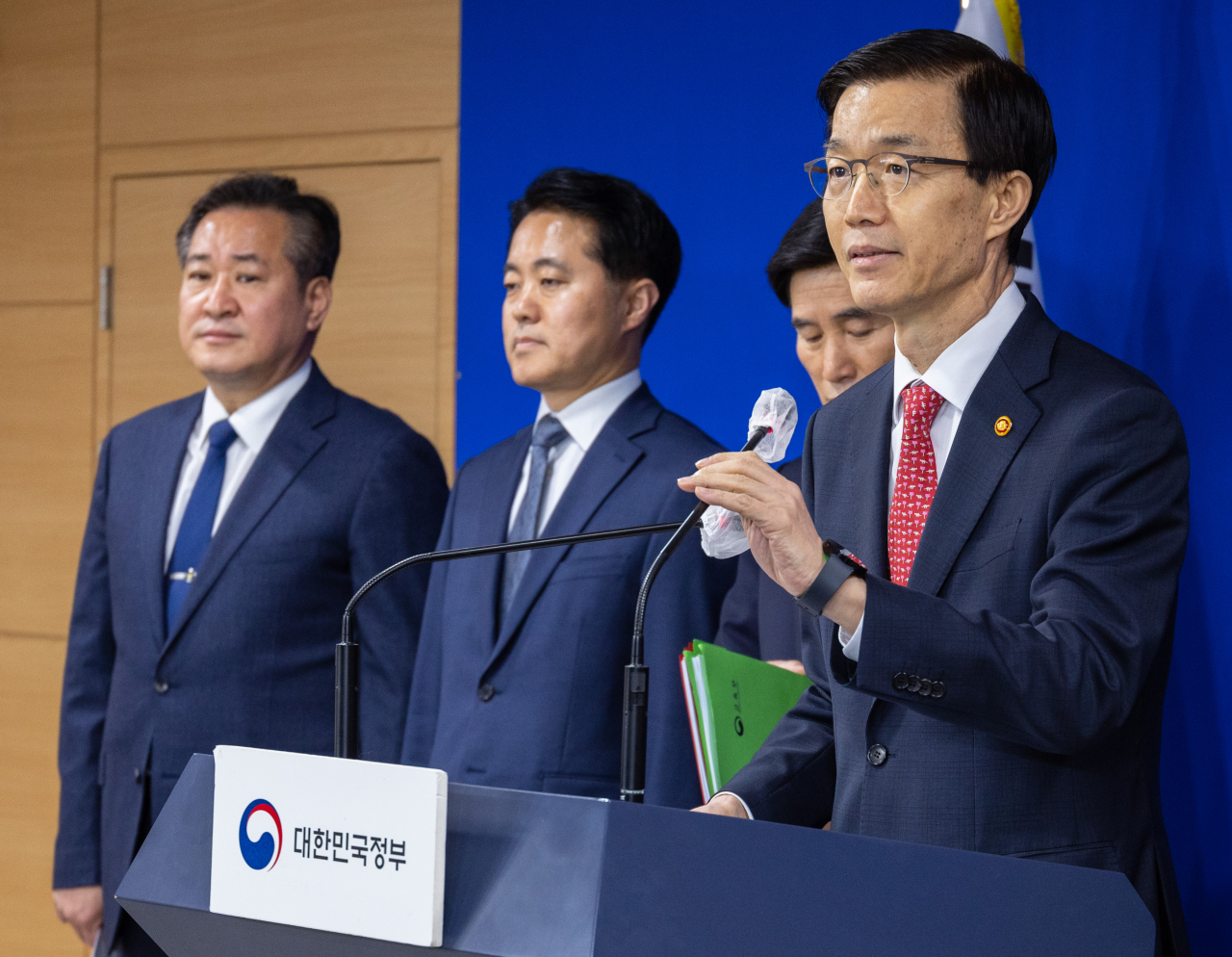 Bang Moon-kyu (right), minister of the Office for Government Policy Coordination, speaks at a briefing at the Government Complex Seoul Tuesday. (Yonhap)