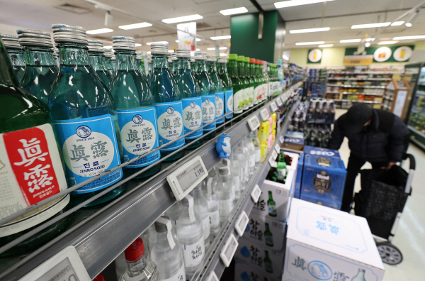 Soju products are shown at a local discount store in Seoul. (Yonhap)