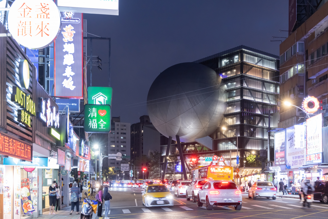Taipei Performing Arts Center is located next to the vibrant Shilin Night Market in Taipei, Taiwan. (Copyright Iwan Baan for OMA)