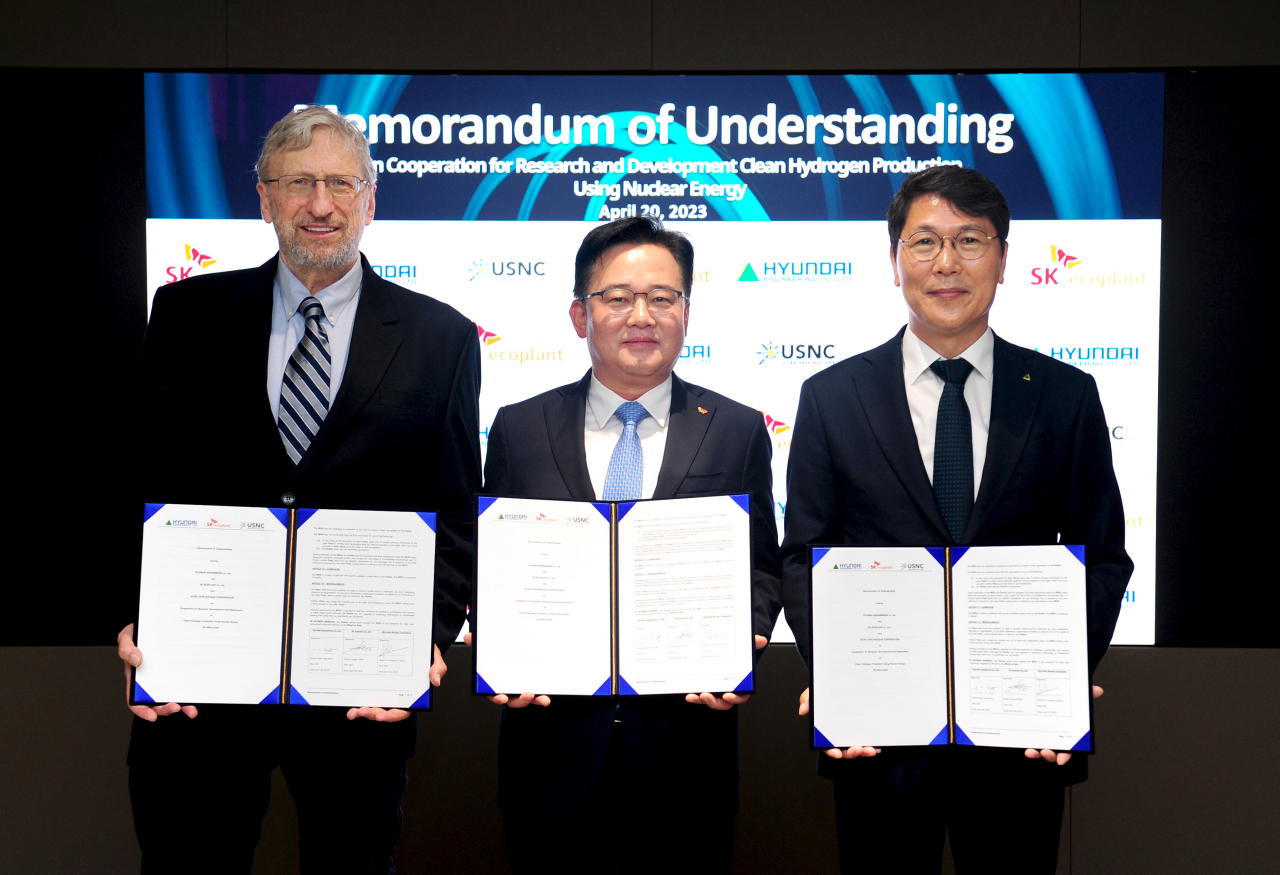 From left: Ultra Safe Nuclear Corporation CEO Francesco Venneri, SK Ecoplnat CEO Park Kyung-il and Hyundai Engineering CEO Hong Hyeon-sung pose for a picture at a signing ceremony held at SK Ecoplant's headquarters in central Seoul, Thursday. (SK Ecoplant)