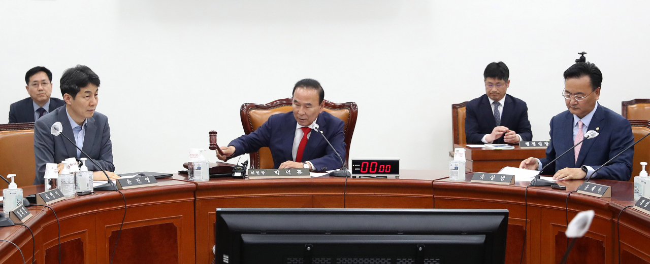 A session of the National Assembly intelligence committee is convened Thursday by the Democratic Party of Korea. From left: Democratic Party executive secretary Rep. Youn Kun-young, chairperson Rep. Park Duk-hyum, and People Power Party executive secretary Rep. Yoo Sang-bum. (Yonhap)