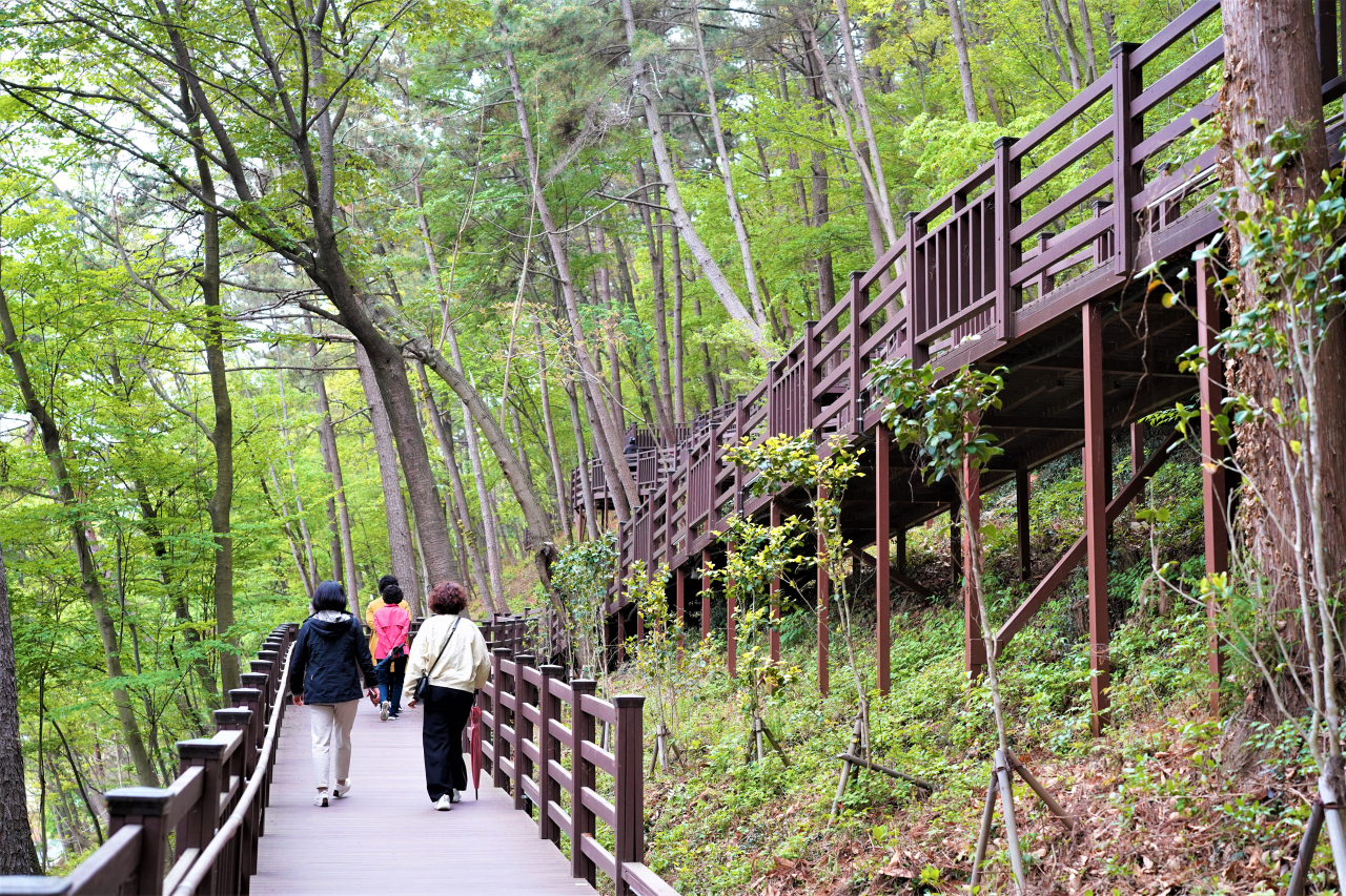 Visitors enjoy the lush forest of Seosan at Gwangyang Seosan Eoul-gil on Tuesday. (Lee Si-jin/The Korea Herald)