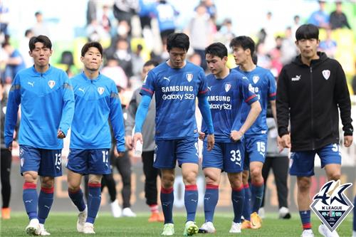 Suwon Samsung Bluewings players walk off the field at Suwon World Cup Stadium in Suwon, 30 kilometers south of Seoul, following a 3-2 loss to Jeju United in a K League 1 match last Saturday. (Korea Professional Football League)