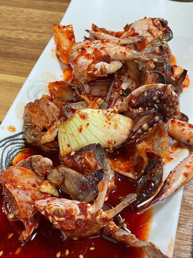 A raw crab dish at Tongyeong Dachi (Park Jun-hee/The Korea Herald)