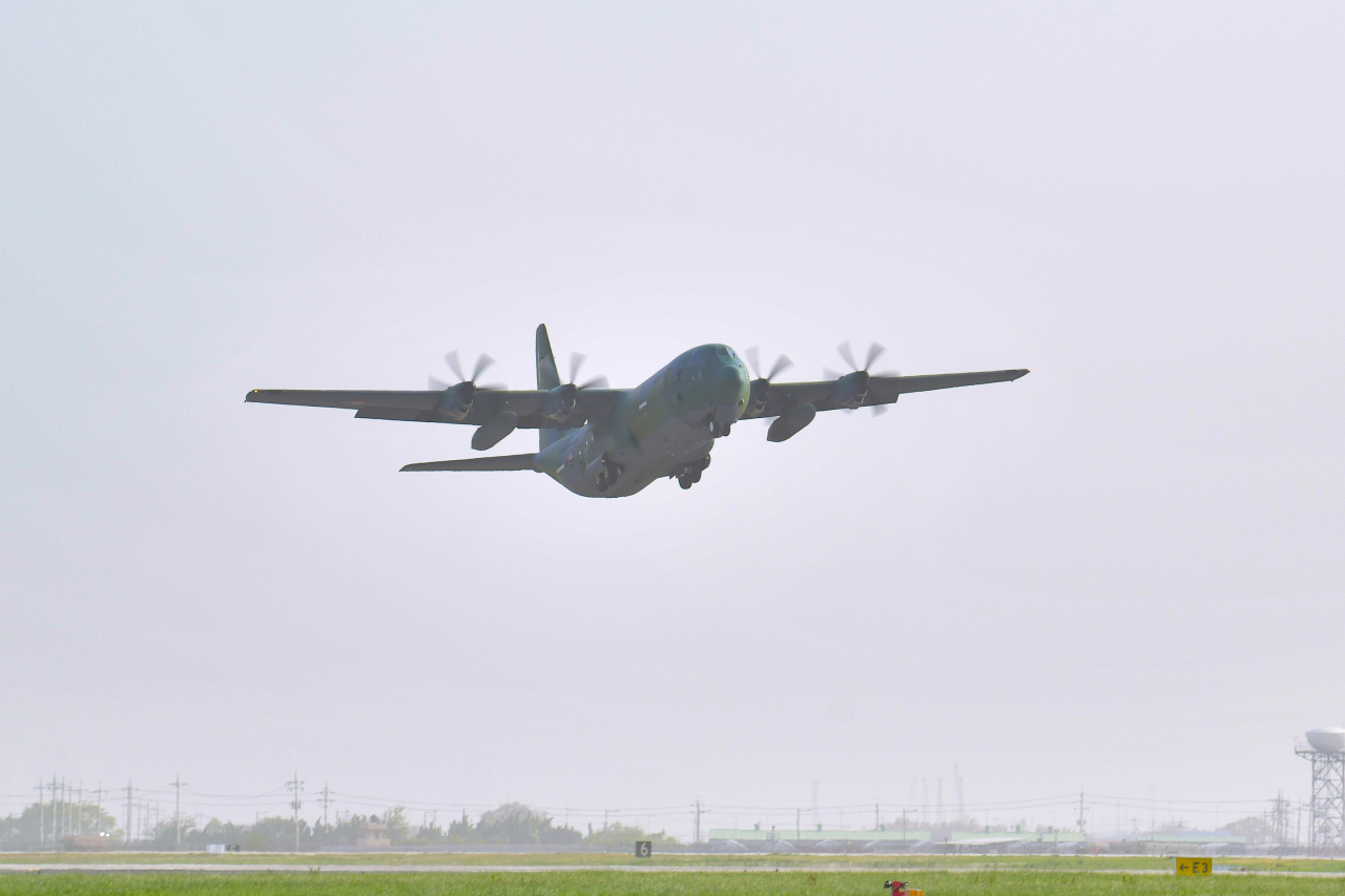 A C-130J transport plane, carrying some 50 personnel, including security and medical staff, leaves for Djibouti, Friday, as the airport in the Sudanese capital of Khartoum is currently closed. (Yonhap)