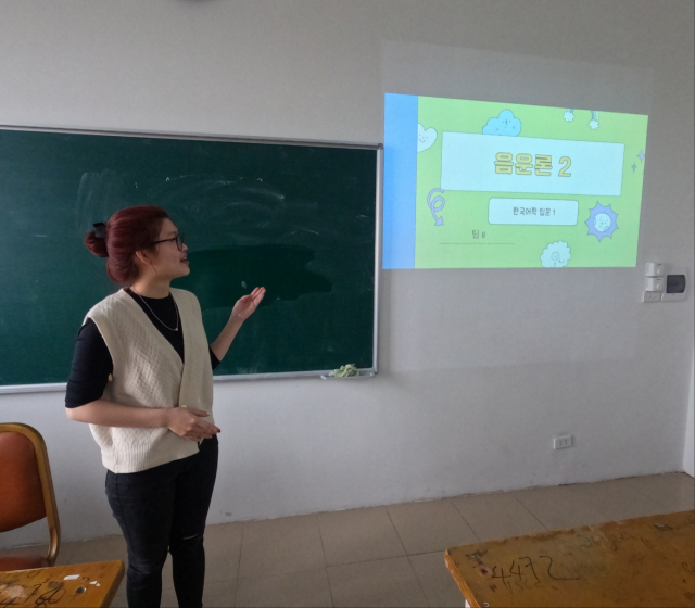 An undergraduate student at the University of Languages and International Studies under Vietnam National University (VNU-ULIS), who majors in Korean language and culture, gives a presentation on Korean phonology on Feb. 10. (Choi Jae-hee / The Korea Herald)