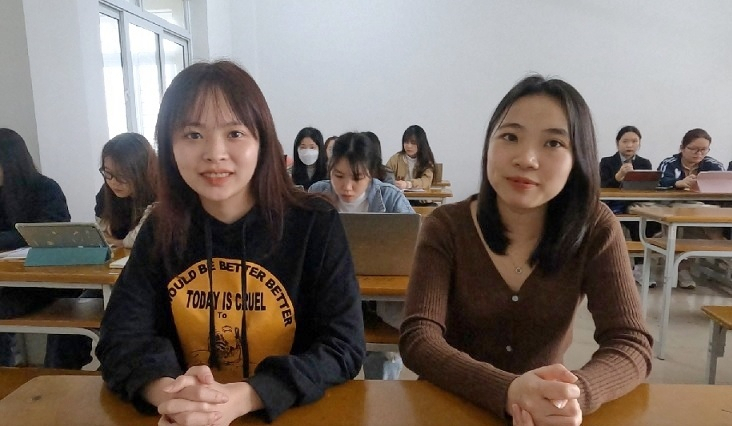 (From left) Le Thi Mai Huong and Hoang Phuong Trang, third-year students in the VNU-ULIS's Korean language and culture department, speak during an interview with The Korea Herald, on Feb. 10, 2023 (Choi Jae-hee / The Korea Herald)