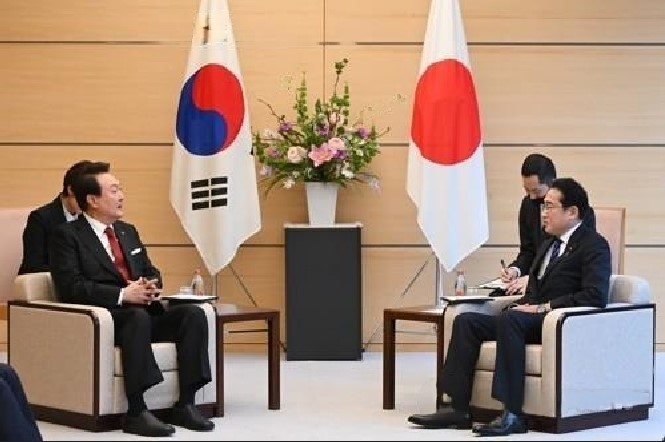 This photo shows South Korean President Yoon Suk Yeol (left) and Japanese Prime Minister Fumio Kishida holding talks in Tokyo on March 16. (Yonhap)