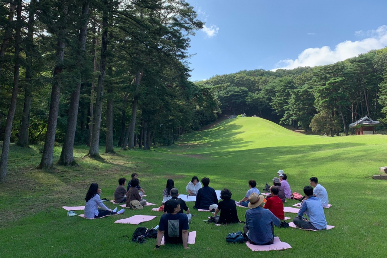 Participants at Solyeongwon in Paju, Gyeonggi Province, meditate at a “Wangneungcheonhaeng” program last year. (CHA)