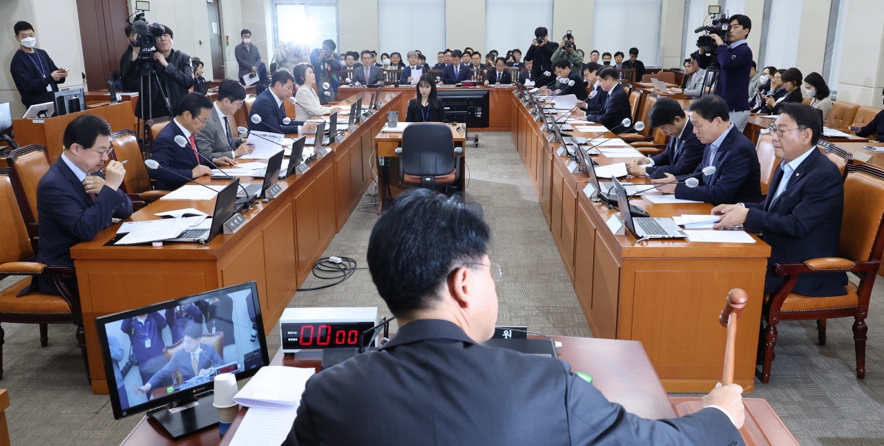 Lawmakers of the Public Administration and Security Committee hold a meeting at the National Assembly on Tuesday. (Yonhap)