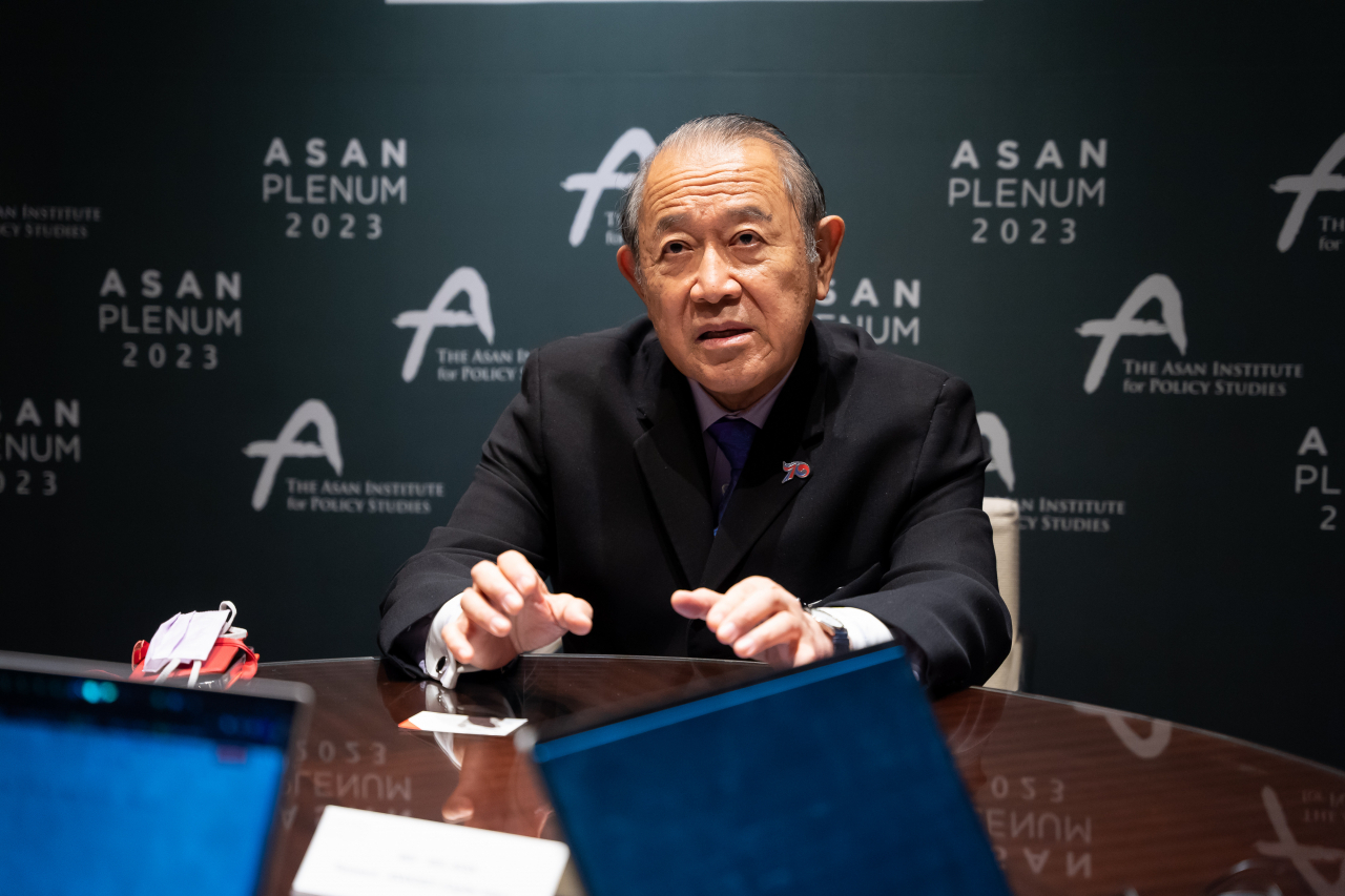 Ichiro Fujisaki, former Japanese ambassador to the US, speaks during a joint media interview at the Grand Hyatt Seoul on Tuesday. (Asan Institute for Policy Studies)