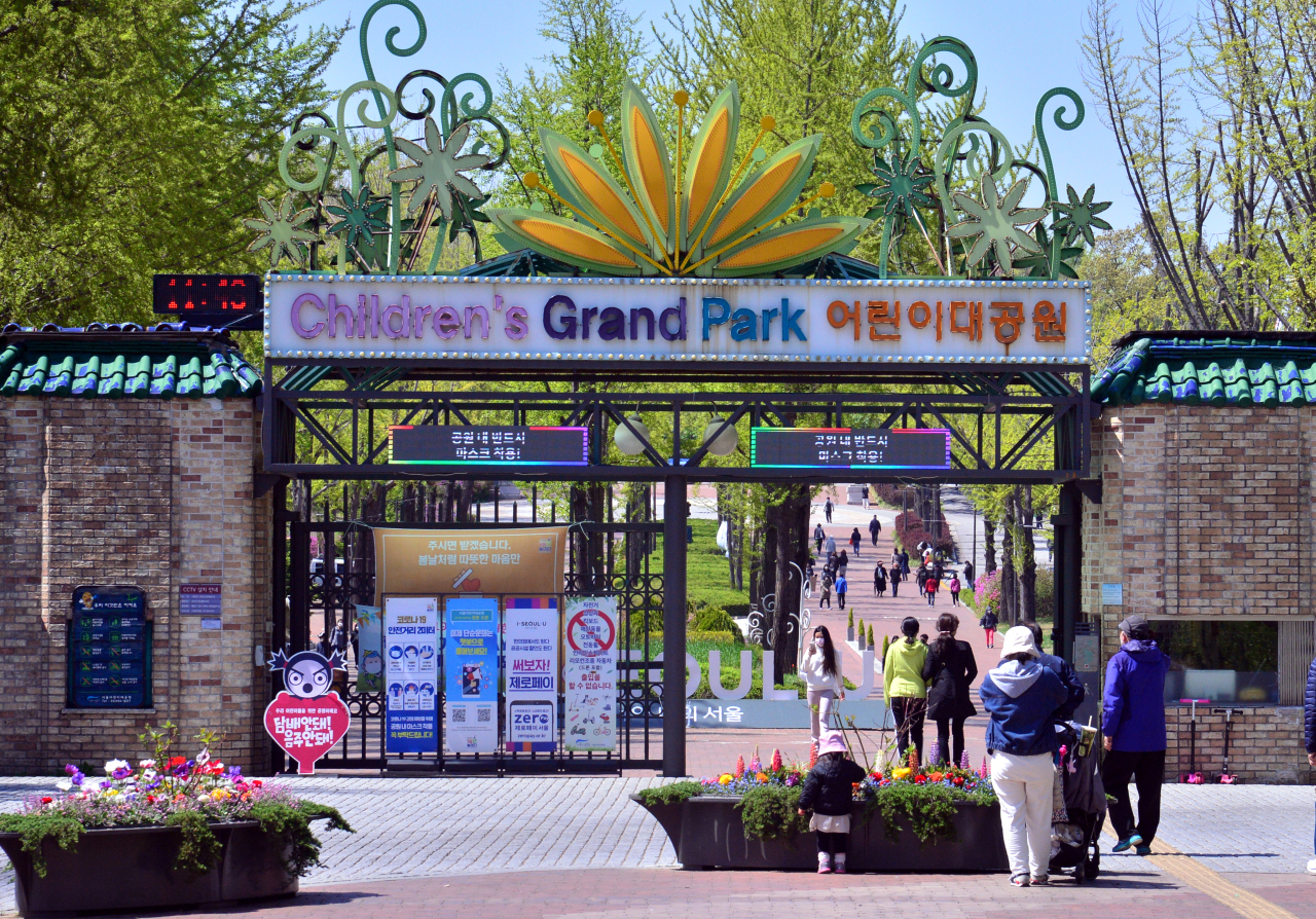 Visitors enter Children's Grand Park in Seoul (The Korea Herald)