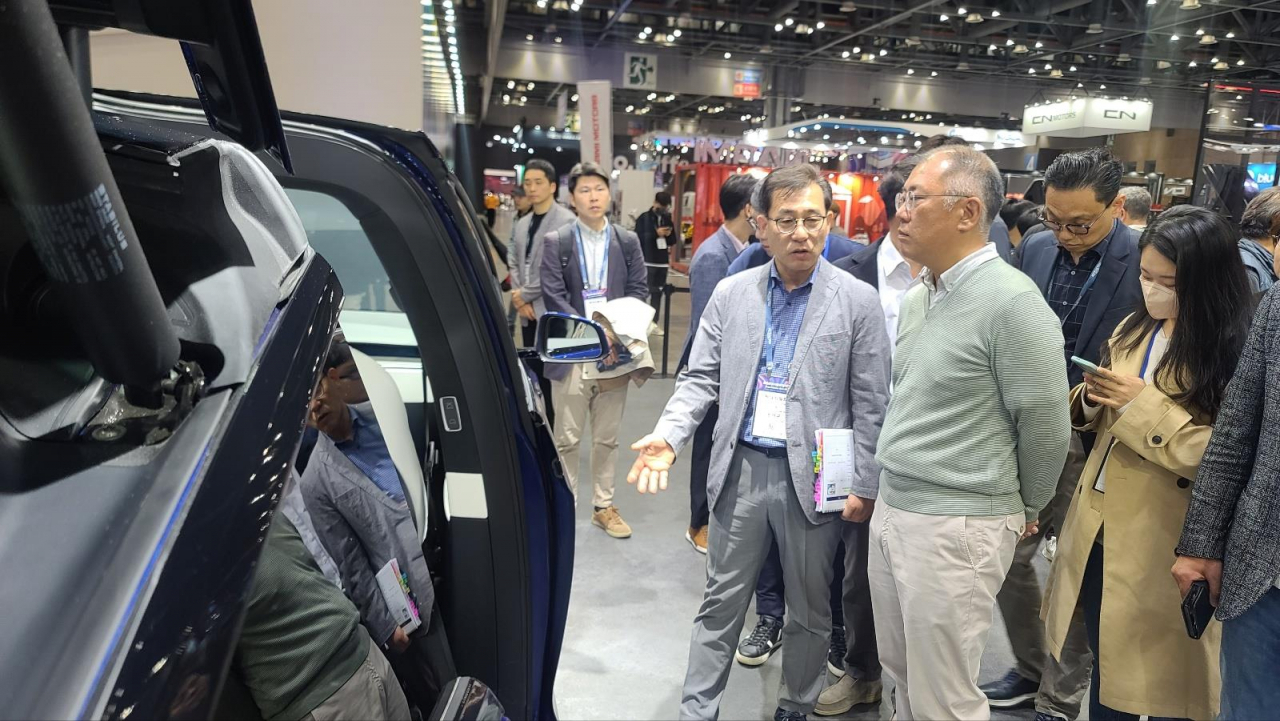 Hyundai Motor Group Executive Chair Chung Euisun looks around the Tesla exhibition booth during the Seoul Mobility Show held at Kintex, Ilsan, Gyeonggi Province, on April 4. (Yonhap)