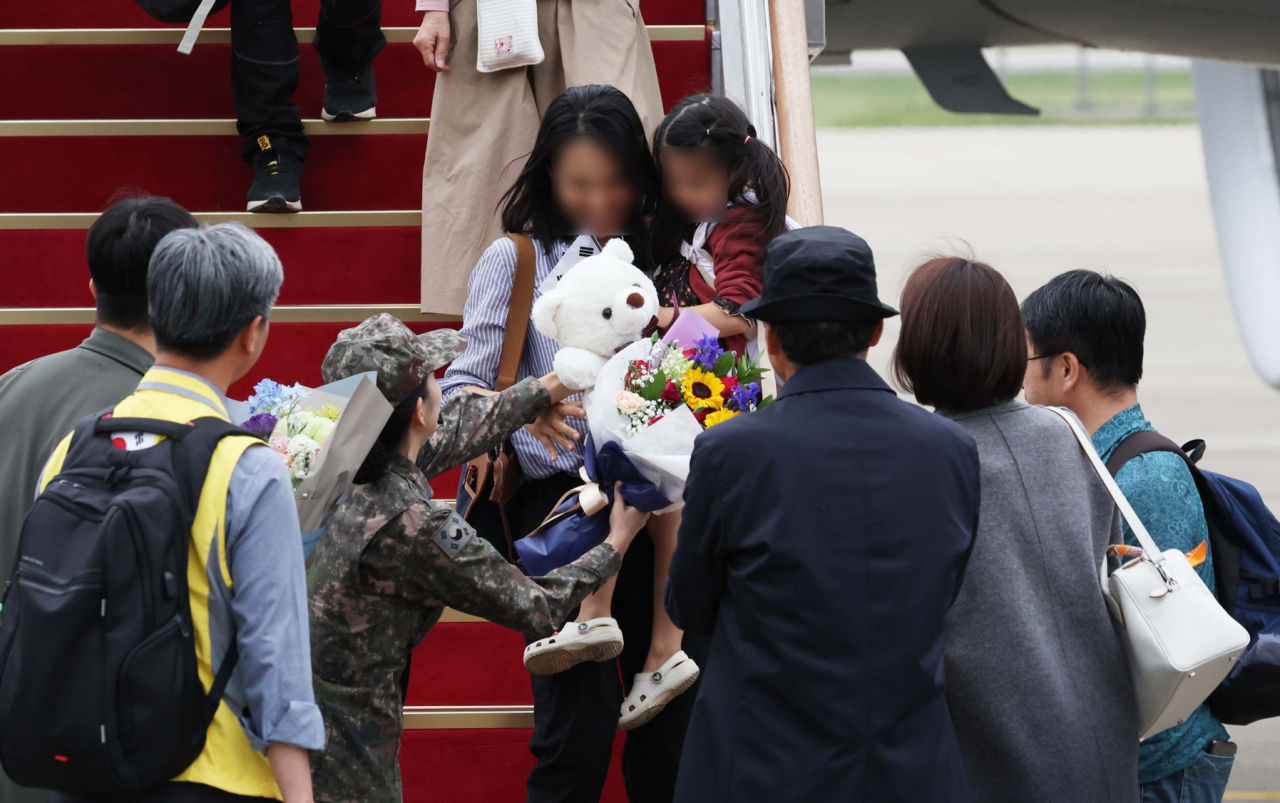 South Korean evacuees from Sudan were greeted at Seoul Air Base in Seongnam, Gyeonggi Province on Tuesday. (Yonhap)