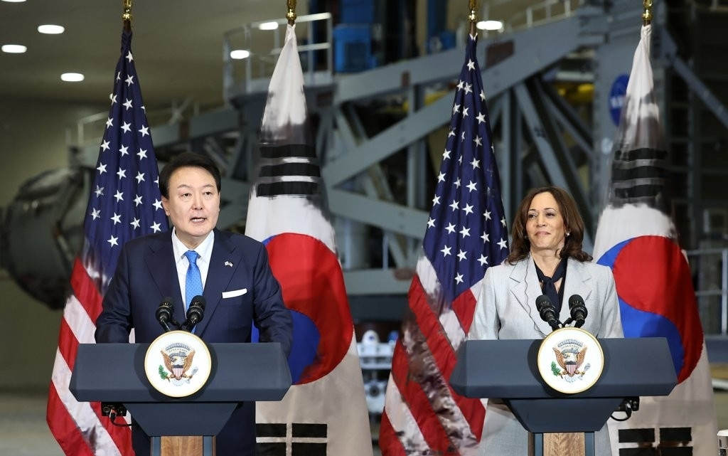 President Yoon Suk Yeol (left) delivers remarks at the NASA Goddard Space Flight Center in Maryland, just outside Washington, on Tuesday, as US Vice President Kamala Harris looks on. (Yonhap)