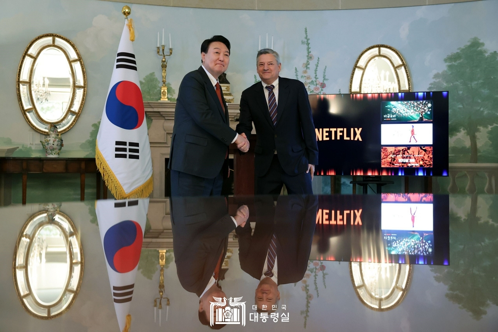 President Yoon Suk Yeol (left) and Netflix CEO Ted Sarandos pose for photos at Blair House in Washington on Monday. (Office of the President)