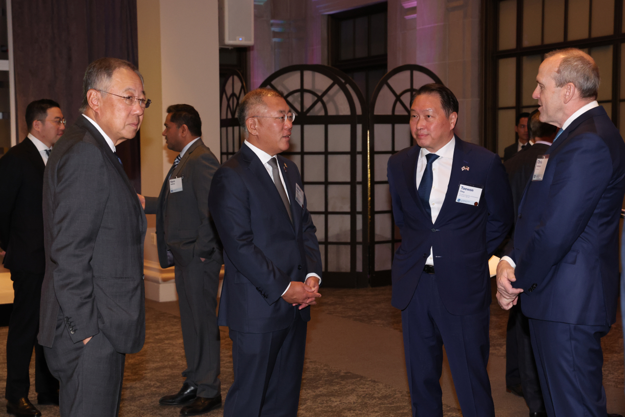 Hyundai Motor Group Executive Chair Chung Euisun (center left) and SK Group Chairman Chey Tae-won (center right) are pictured at a business roundtable meeting in Washington, DC, on Tuesday that was hosted by President Yoon Suk Yeol upon his state visit to the US this week. Far left is LG Group Chairman Koo Kwang-mo. (Yonhap)