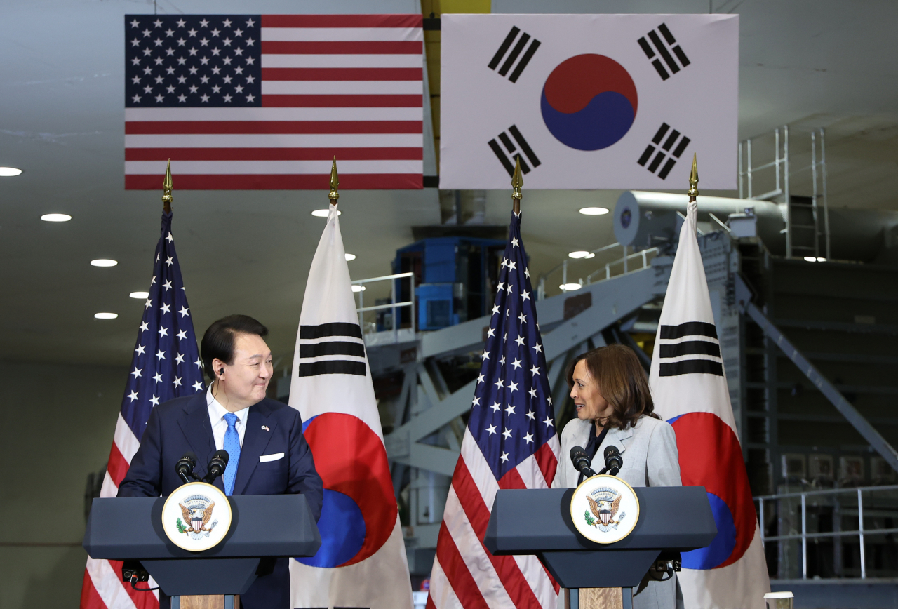 President Yoon Suk Yeol (left) and US Vice President Kamala Harris deliver remarks at the NASA Goddard Space Flight Center in Greenbelt, Maryland, on Tuesday. (Yonhap)