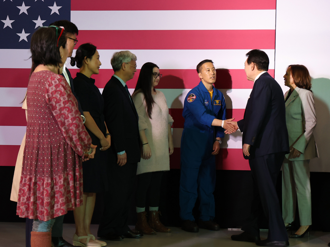 President Yoon Suk Yeol (second from right) shakes hands with Jonny Kim, a Korean-American NASA astronaut, during his visit to the Goddard Space Flight Center in Greenbelt, Maryland on Tuesday. (Yonhap)