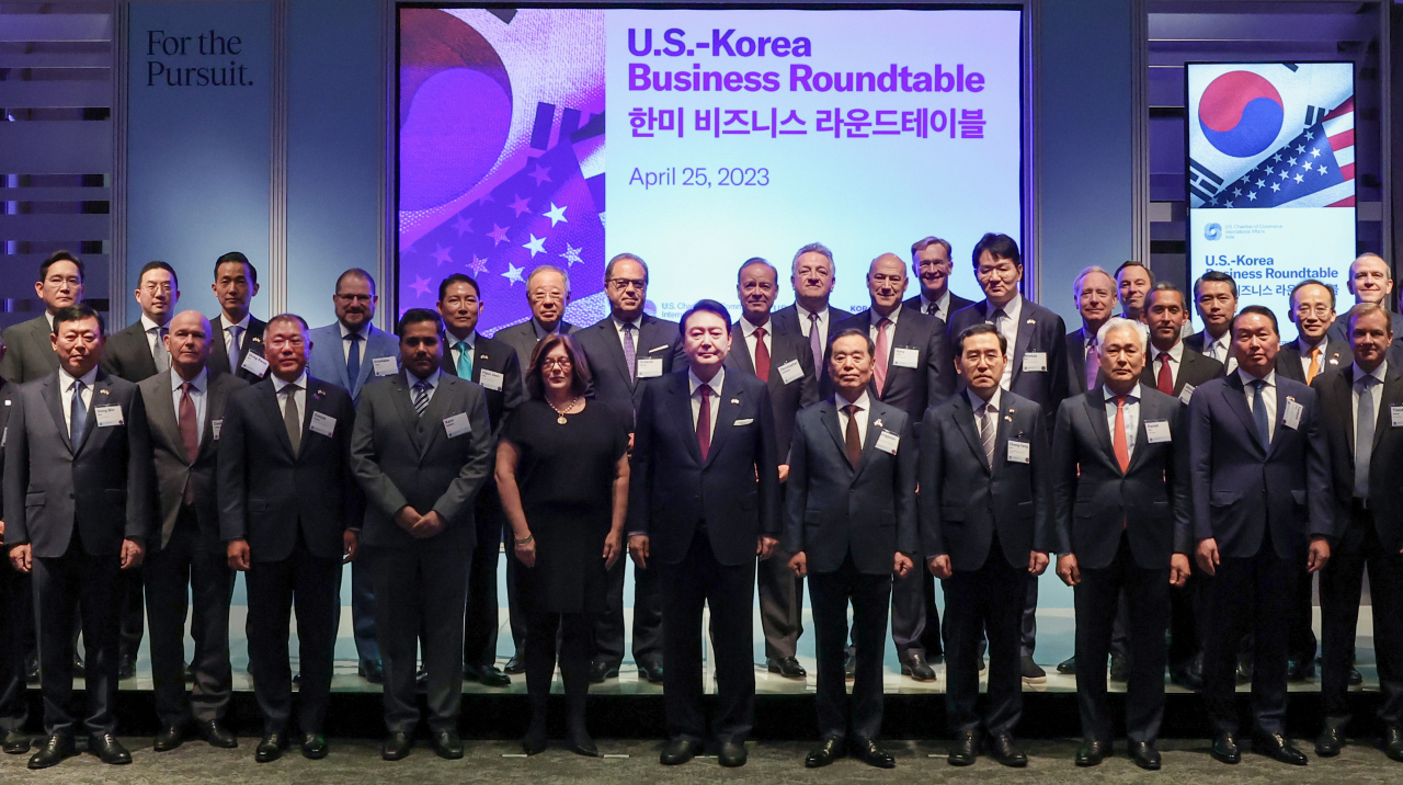 President Yoon Suk Yeol poses with business leaders and government officials from South Korea and the United States at the US-Korea Business Forum at the US Chamber of Commerce in Washington on Tuesday. (Yonhap)