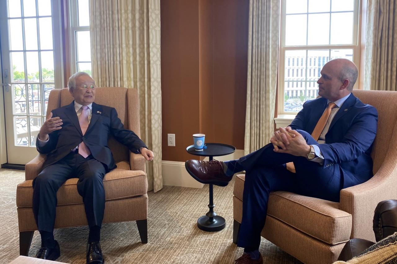 KEF Chairman Sohn Kyung-shik (left) and the Heritage Foundation President Kevin Roberts discuss labor reforms and avenues for collaboration in a meeting Tuesday in Washington.