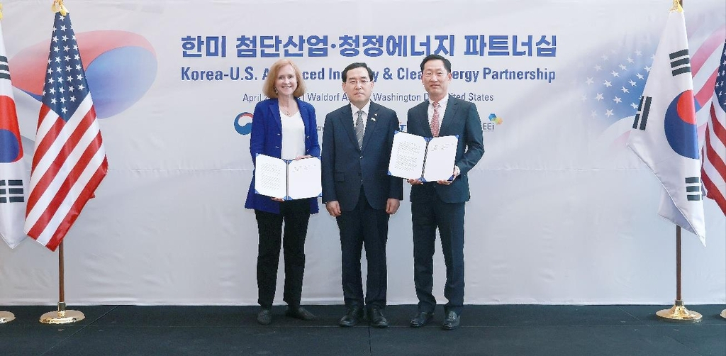 From left: US BIO CEO Rachel King; Minister of Trade, Industry and Energy Lee Chang-yang; and Korea BIO President Ko Han-sung pose for a picture at an MOU signing ceremony held in Washington on Tuesday. (Korea BIO)