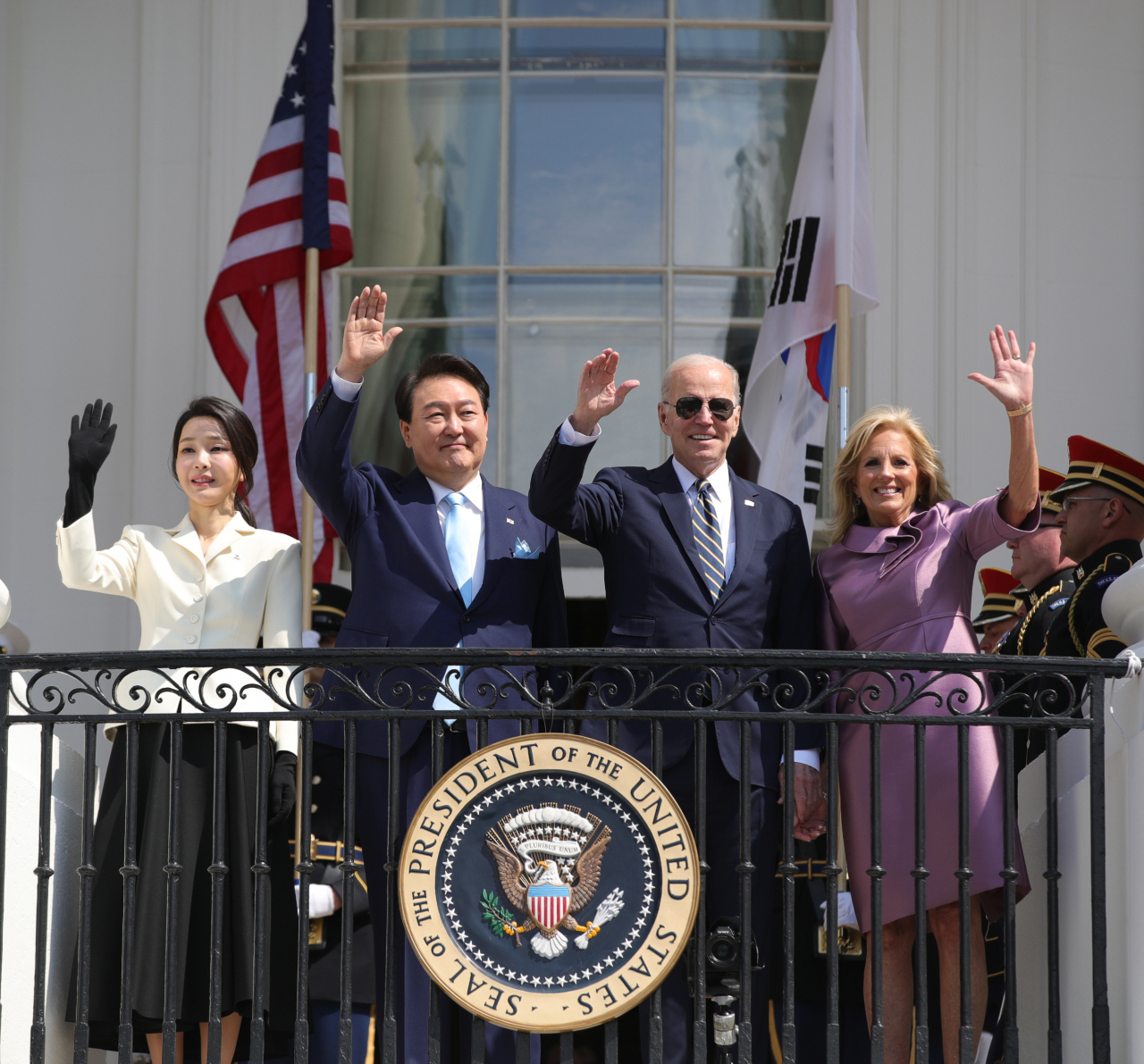 South Korean President Yoon Suk Yeol and US President Joe Biden on Wednesday wave from the balcony of the White House in Washington. (Yonhap)