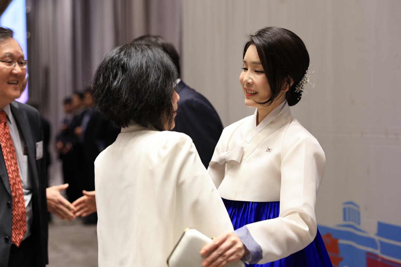 First lady Kim Keon Hee (right) talks with a participant at an event to show support for overseas Koreans in Washington, Monday. (Yonhap)