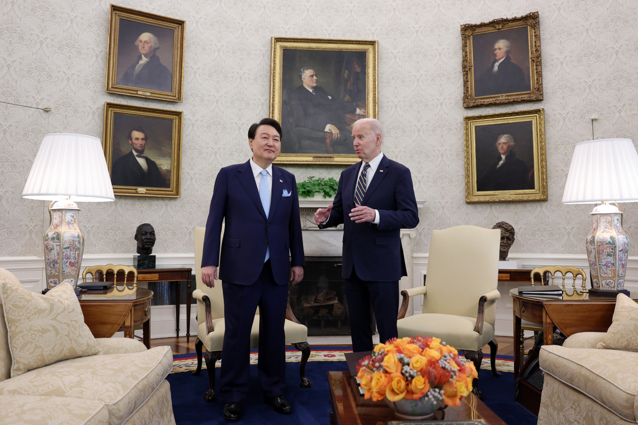 President Yoon Suk Yeol and US President Joe Biden hold a bilateral meeting at the White House Oval Office in Washington on Wednesday. (Yonhap)