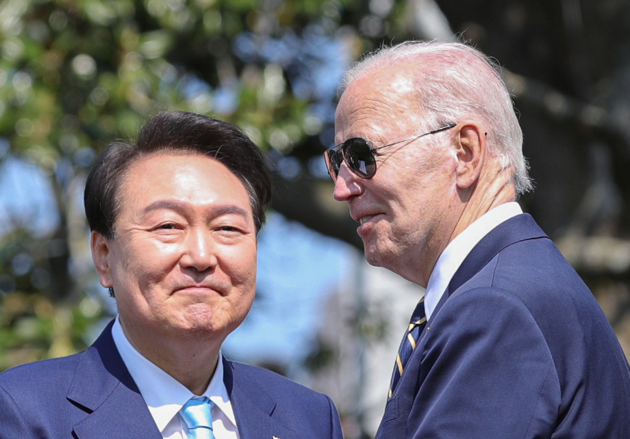South Korean President Yoon Suk Yeol (left ) and US President Joe Biden smile during an official welcoming ceremony at the White House in Washington, on Wednesday. (Yonhap)