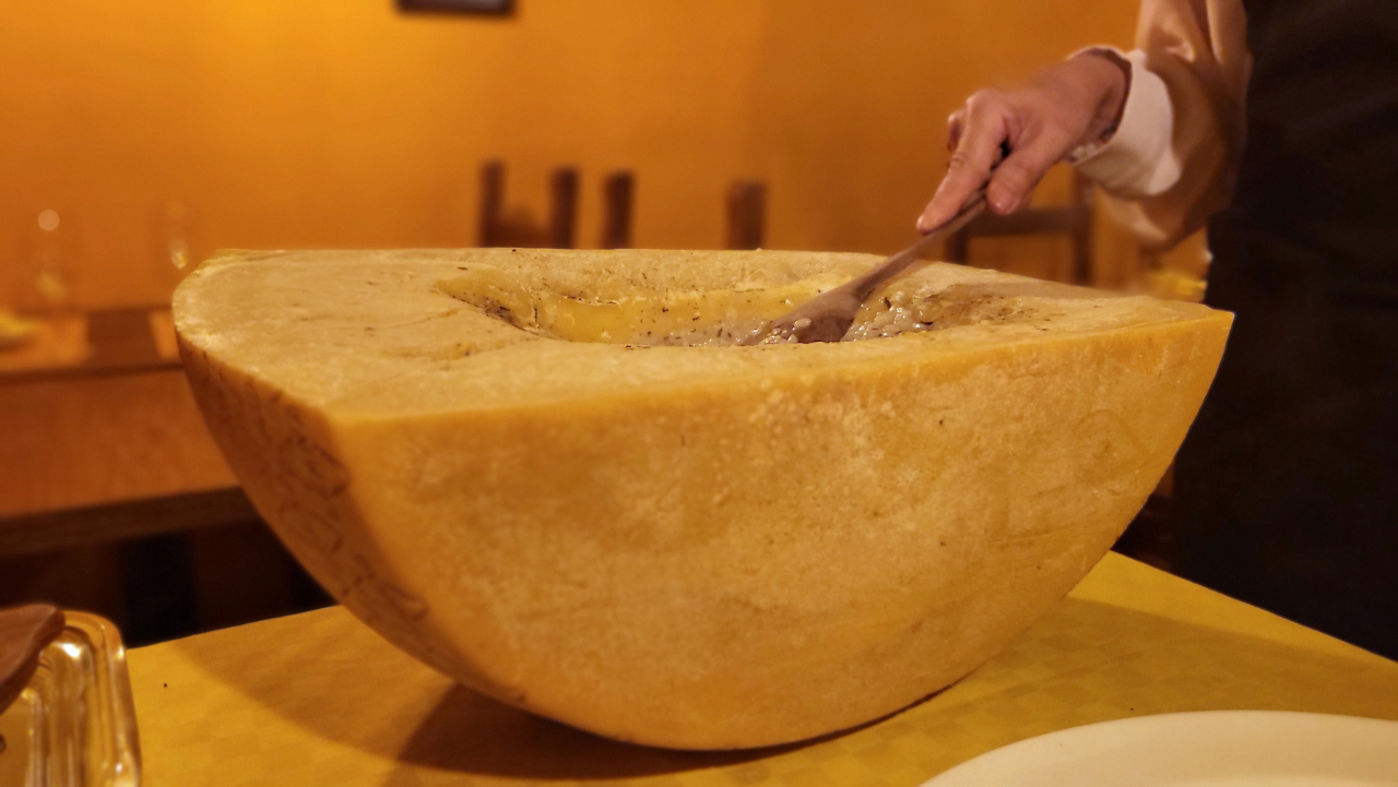 Parmesan risotto is prepared at your table at Ristorante Il Chiasso (Kim Hae-yeon/ The Korea Herald)