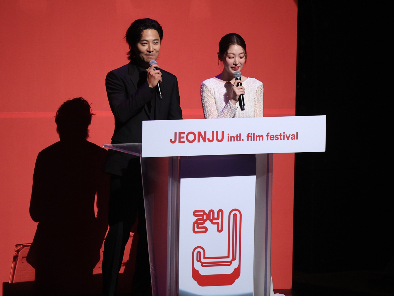 Actors Jin Goo and Gong Seung-yeon were the hosts of the opening ceremony of the 24th Jeonju International Film Festival, held at Sori Arts Center in Jeonju, Thursday. (Yonhap)