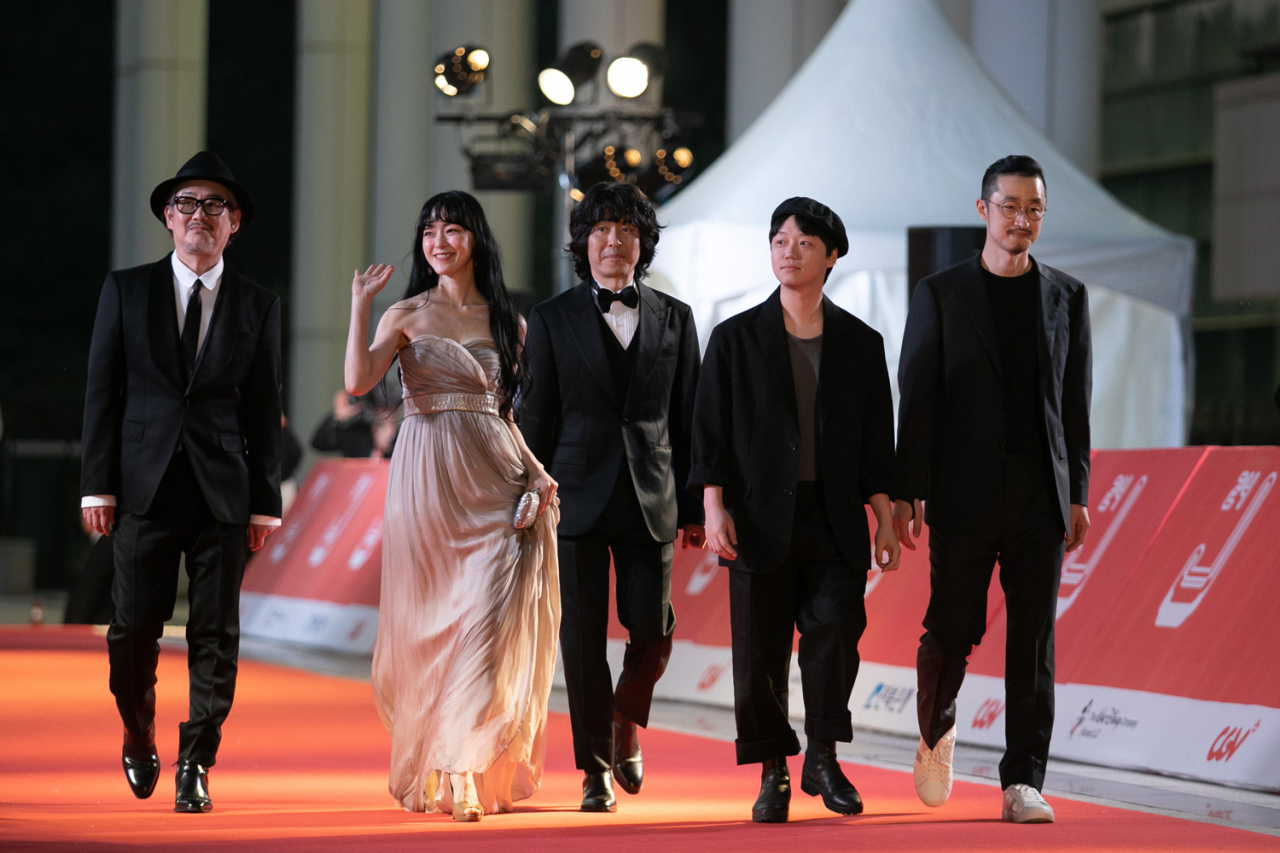 On the left, the three members of rock band Jaurim walk on the red carpet during the 24th Jeonju International Film Festival’s opening ceremony, held at Sori Arts Center in Jeonju, Thursday. (Jeonju IFF)