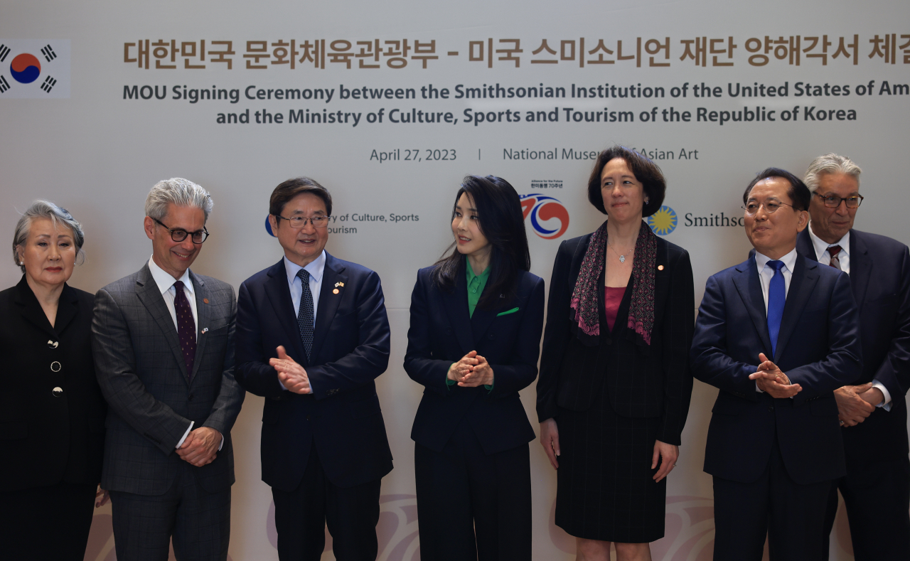 South Korean Culture Minister Park Bo-gyoon (third from left) and first lady Kim Keon Hee (fourth from left) attend a signing ceremony of a memorandum of understanding between the Smithsonian Institution and the South Korean Ministry of Culture, Sports and Tourism. (Yonhap)