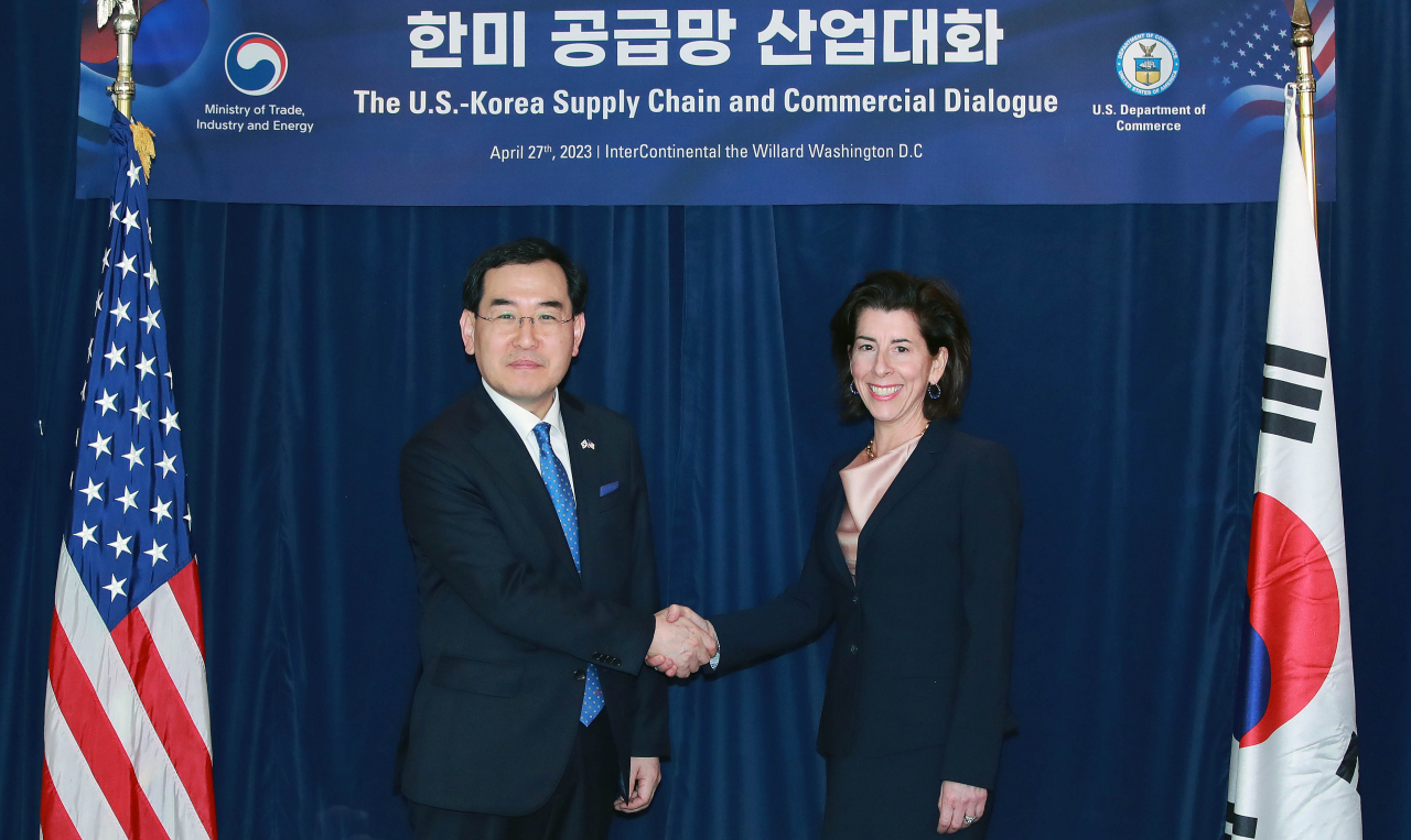 South Korean Industry Minister Lee Chang-yang (left) and US Secretary of Commerce Gina Raimondo shake hands during the first Supply Chain and Commercial Dialogue in Washington on Thursday. (Ministry of Trade, Industry and Energy)