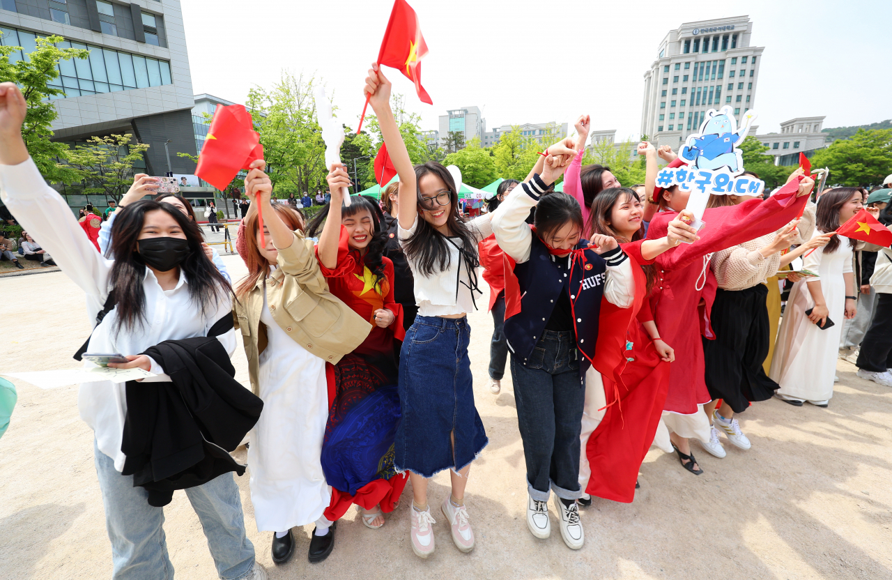Exchange students dance during the 17th Culture Expo hosted by the Korean Language and Culture Education Institute at Hankuk University of Foreign Studies in Dongdaemun-gu, Seoul Friday.