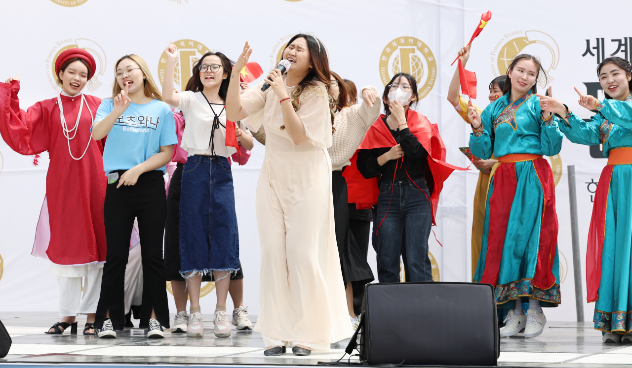 A student from Vietnam participates in a singing and dancing contest during the 17th Culture Expo hosted by the Korean Language and Culture Education Institute at Hankuk University of Foreign Studies in Dongdaemun-gu, Seoul Friday. (Yonhap)