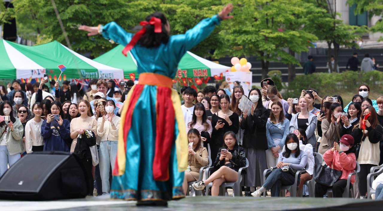 An exchange student from Mongolia performs a traditional Mongolian dance during a singing and dancing contest at the 17th Culture Expo hosted by the Korean Language and Culture Education Institute at Hankuk University of Foreign Studies in Dongdaemun-gu, Seoul Friday. (Yonhap)