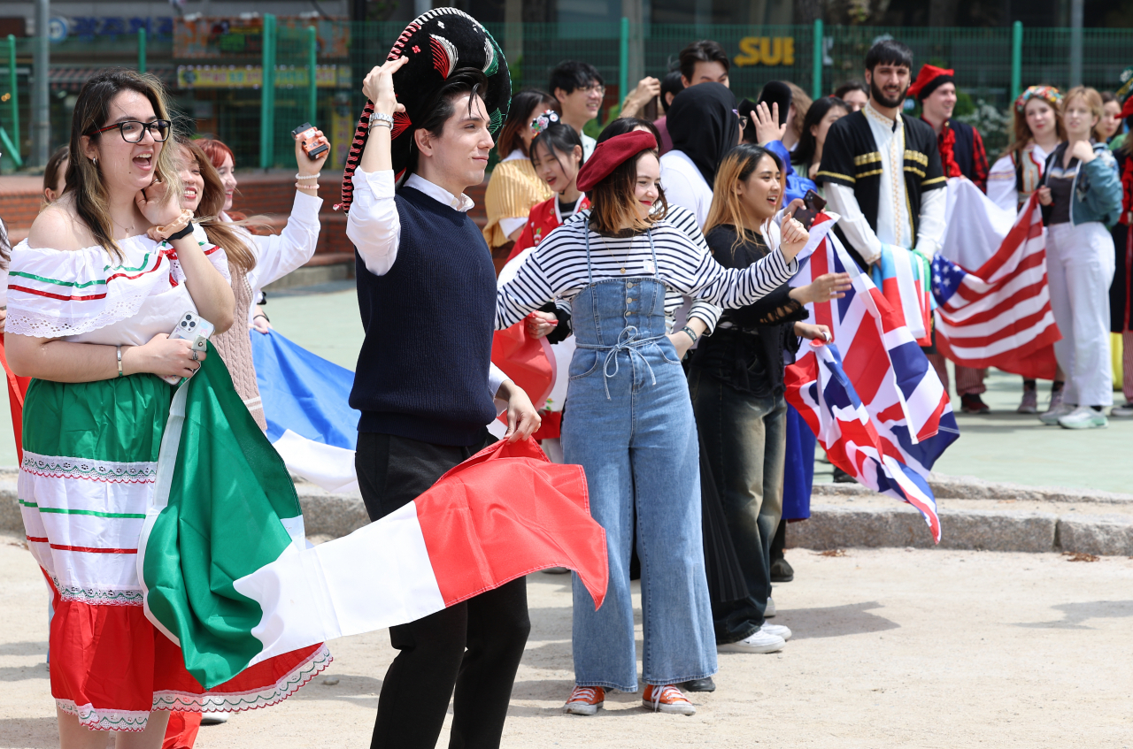 Foreign exchange students participate in a singing and dancing contest held at the 17th Culture Expo hosted by the Korean Language and Culture Education Institute at Hankuk University of Foreign Studies in Dongdaemun-gu, Seoul Friday. (Yonhap)