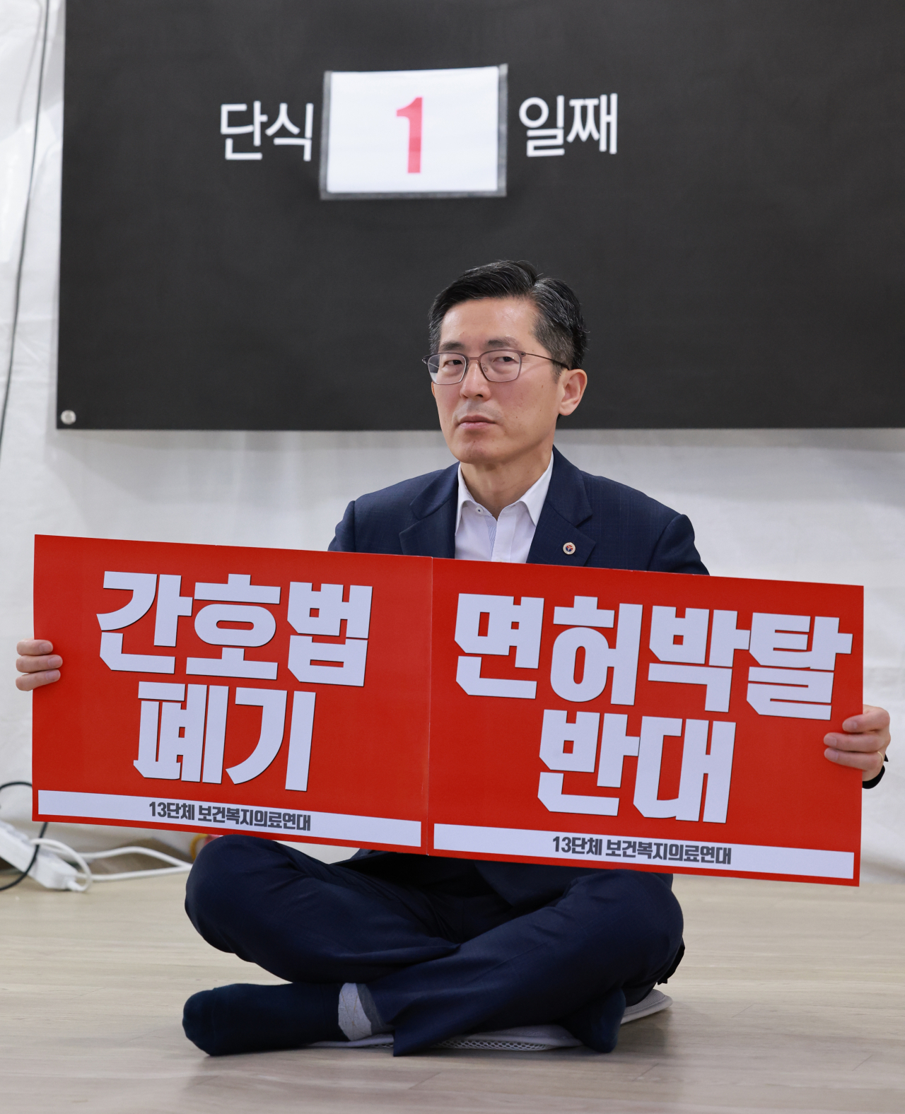 Lee Pil-soo, president of the Korea Medical Association, begins a hunger strike at the group's headquarters in Seoul Thursday, in protest of the passage of a controversial bill defining the roles and responsibilities of nurses. (Yonhap)