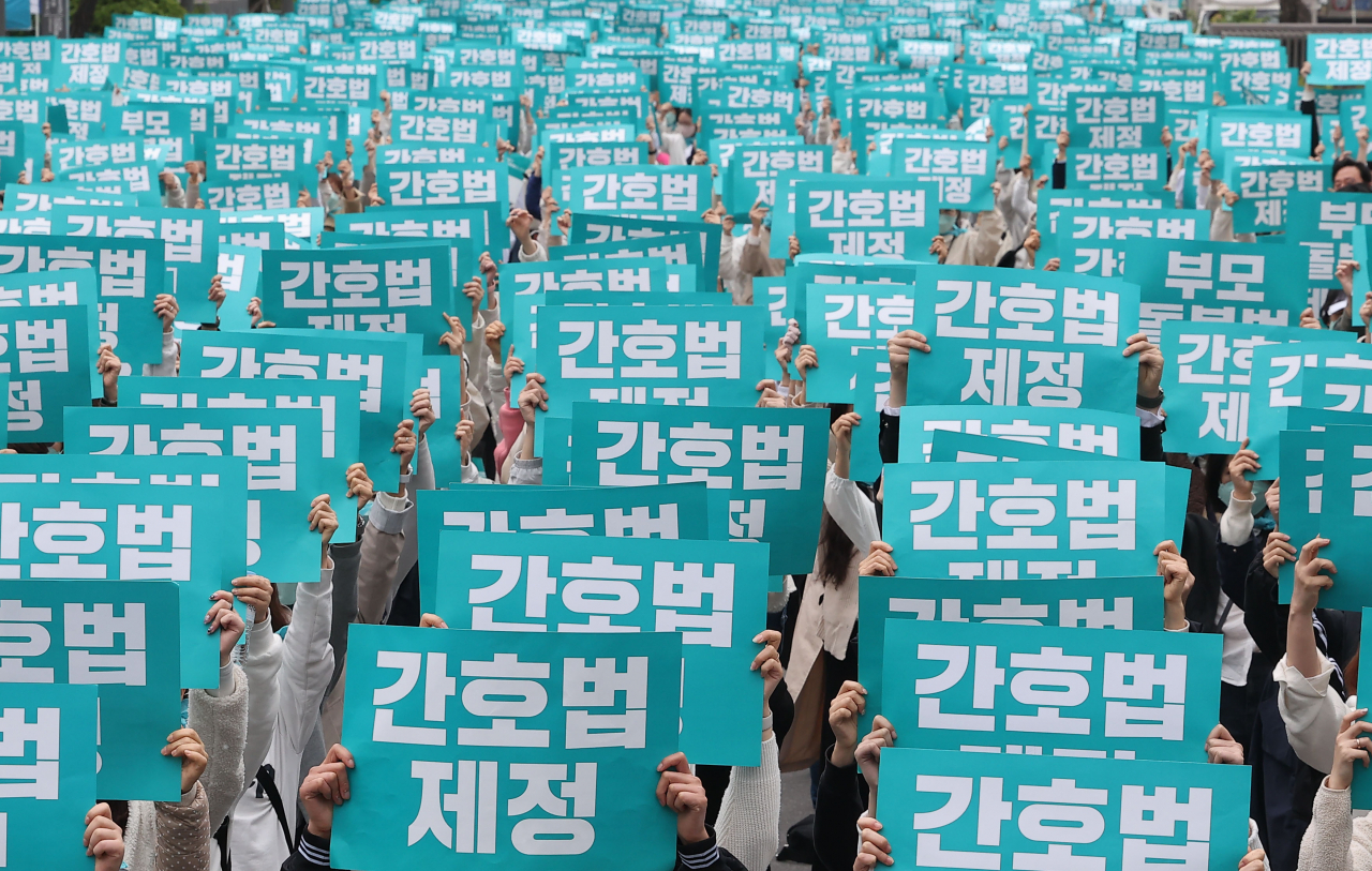 Members of the Korean Nurses Association hold a rally calling for the Nursing Act to be enacted, aimed at improving their working conditions near the National Assembly in Seoul, Wednesday. (Yonhap)